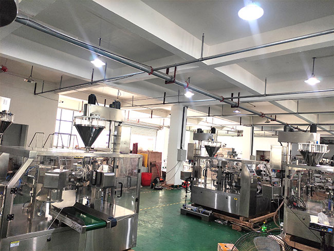 給袋式全自動(dòng)包裝機(jī)設(shè)備車(chē)間實(shí)拍